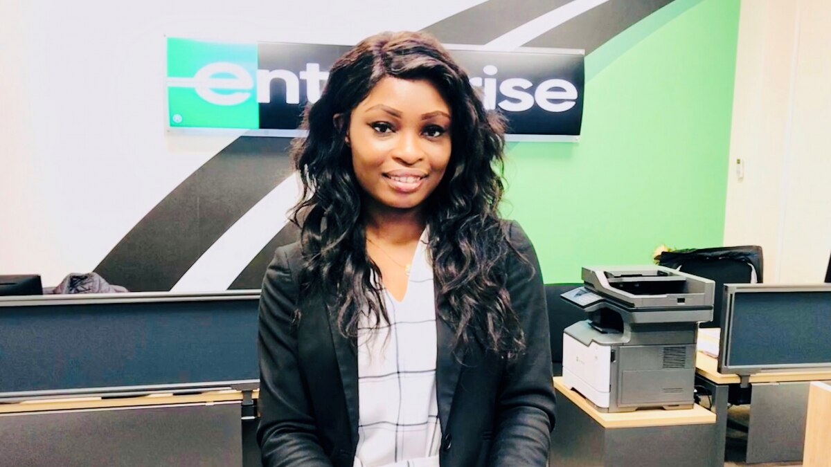 Woman in business clothes in front of Enterprise desk
