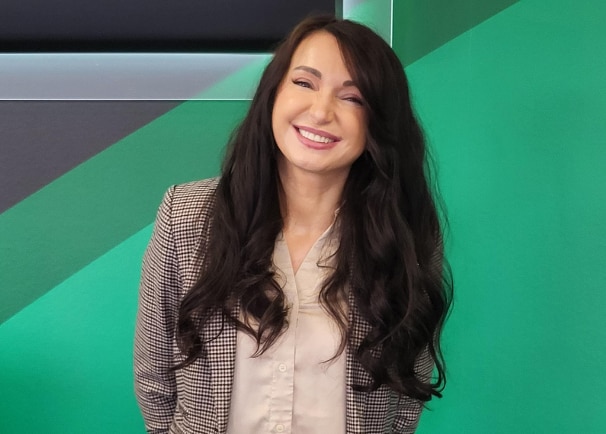 Filialeleiterin Irene lächelt