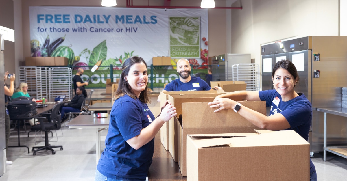 Mitglieder des Enterprise-Mobility-Teams engagieren sich ehrenamtlich in einer Tafel.