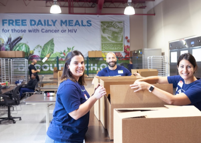 Mitglieder des Enterprise-Mobility-Teams engagieren sich ehrenamtlich in einer Tafel.