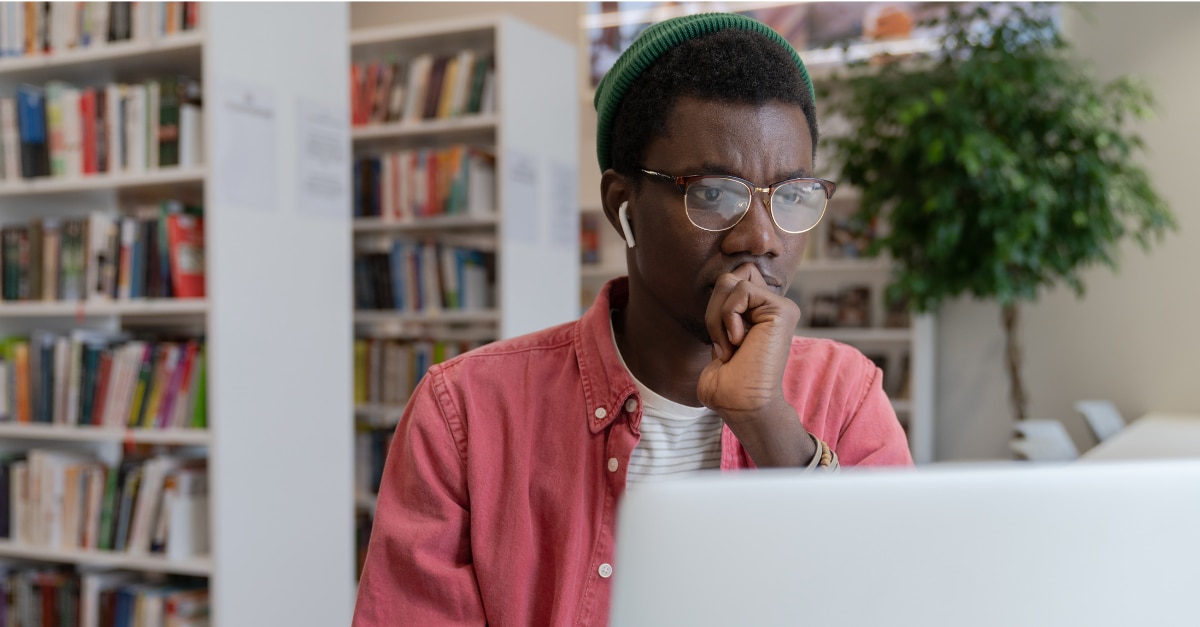 Student, der lernt, um den Prüfungsstress zu vermeiden.