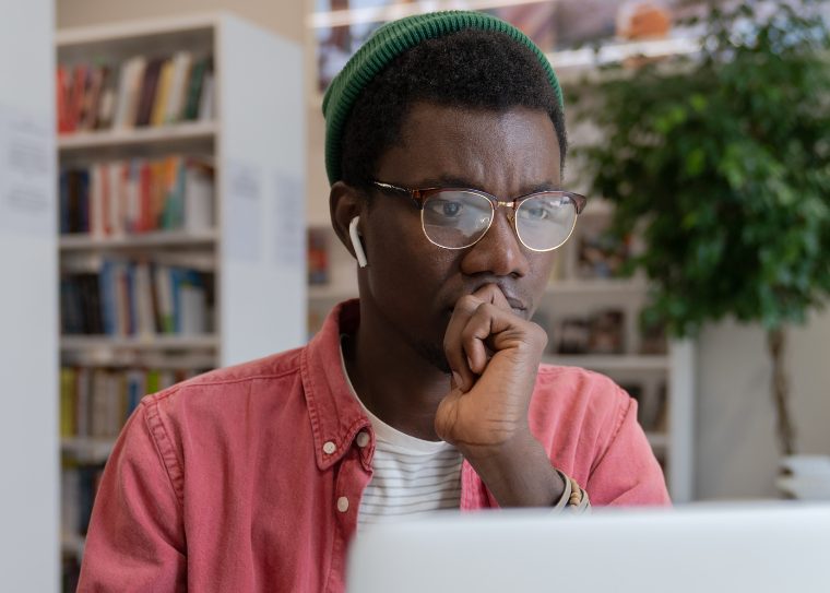 Student, der lernt, um den Prüfungsstress zu vermeiden.