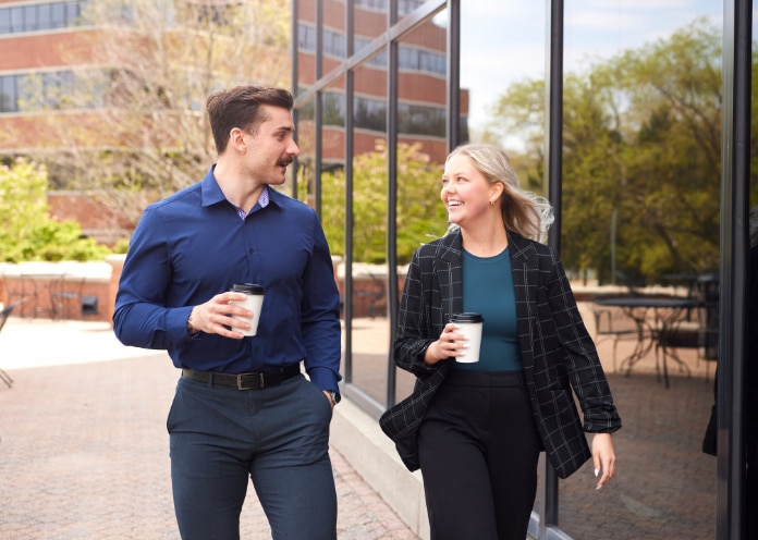 Zwei-Enterprise-Mobility-Mitarbeiter-trinken-Kaffee-waehrend-ihres-Mentorgespraechs