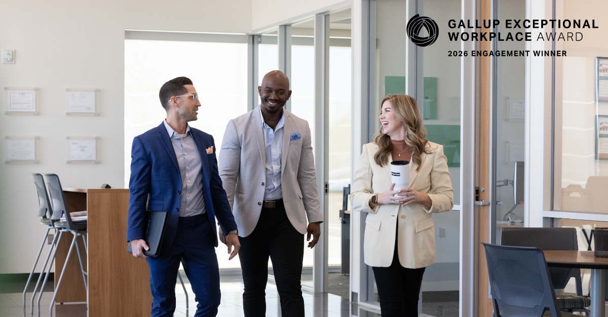 Mitarbeitende von Enterprise Mobility, die lachend miteinander gehen