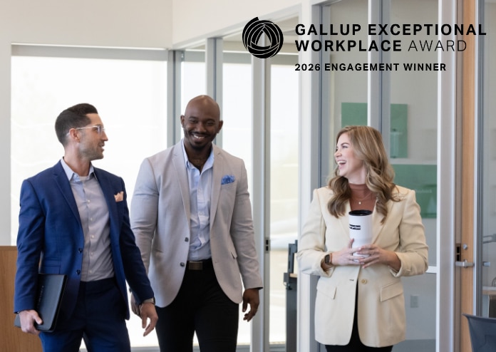 Mitarbeitende von Enterprise Mobility, die lachend miteinander gehen