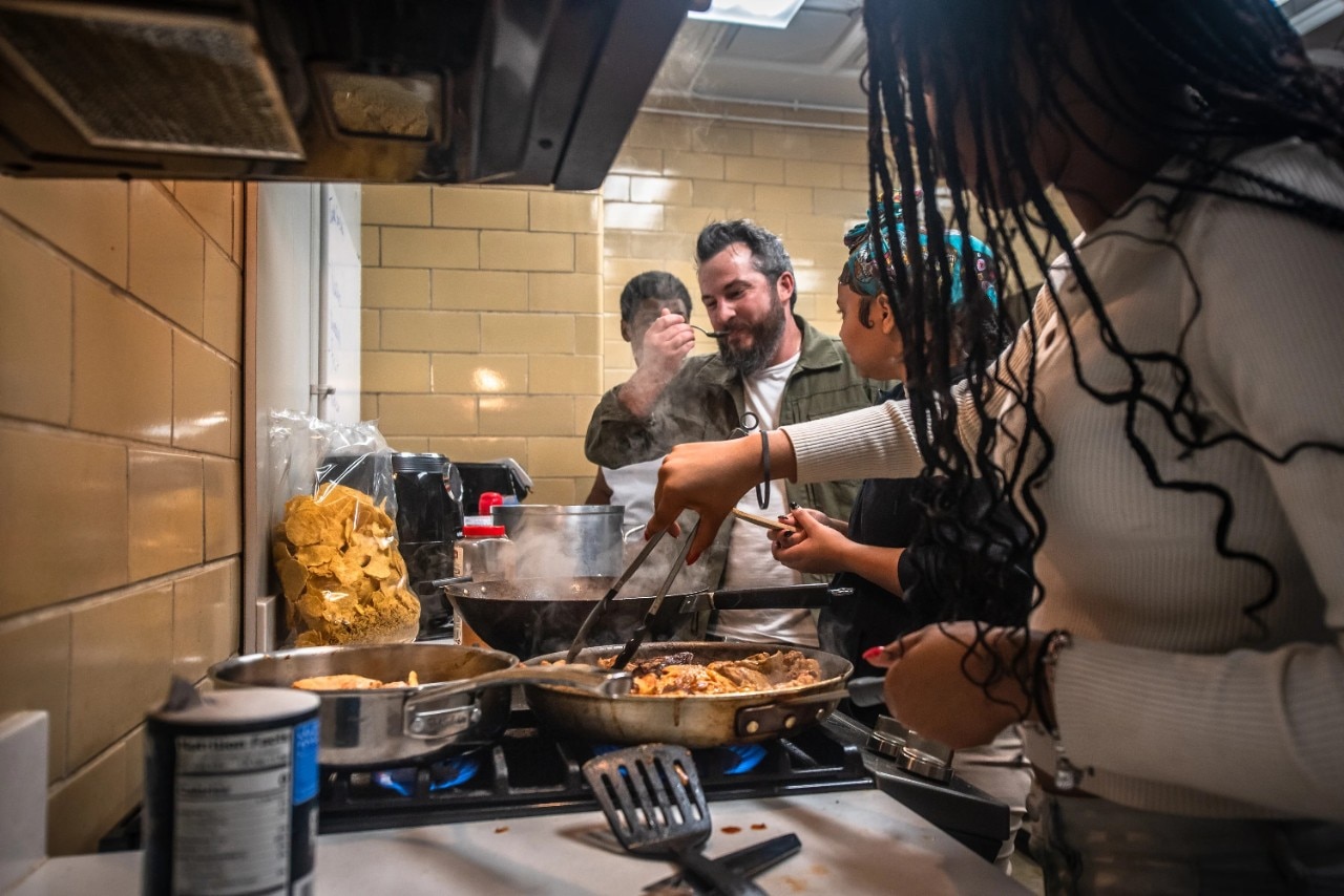 Drei Personen kochen