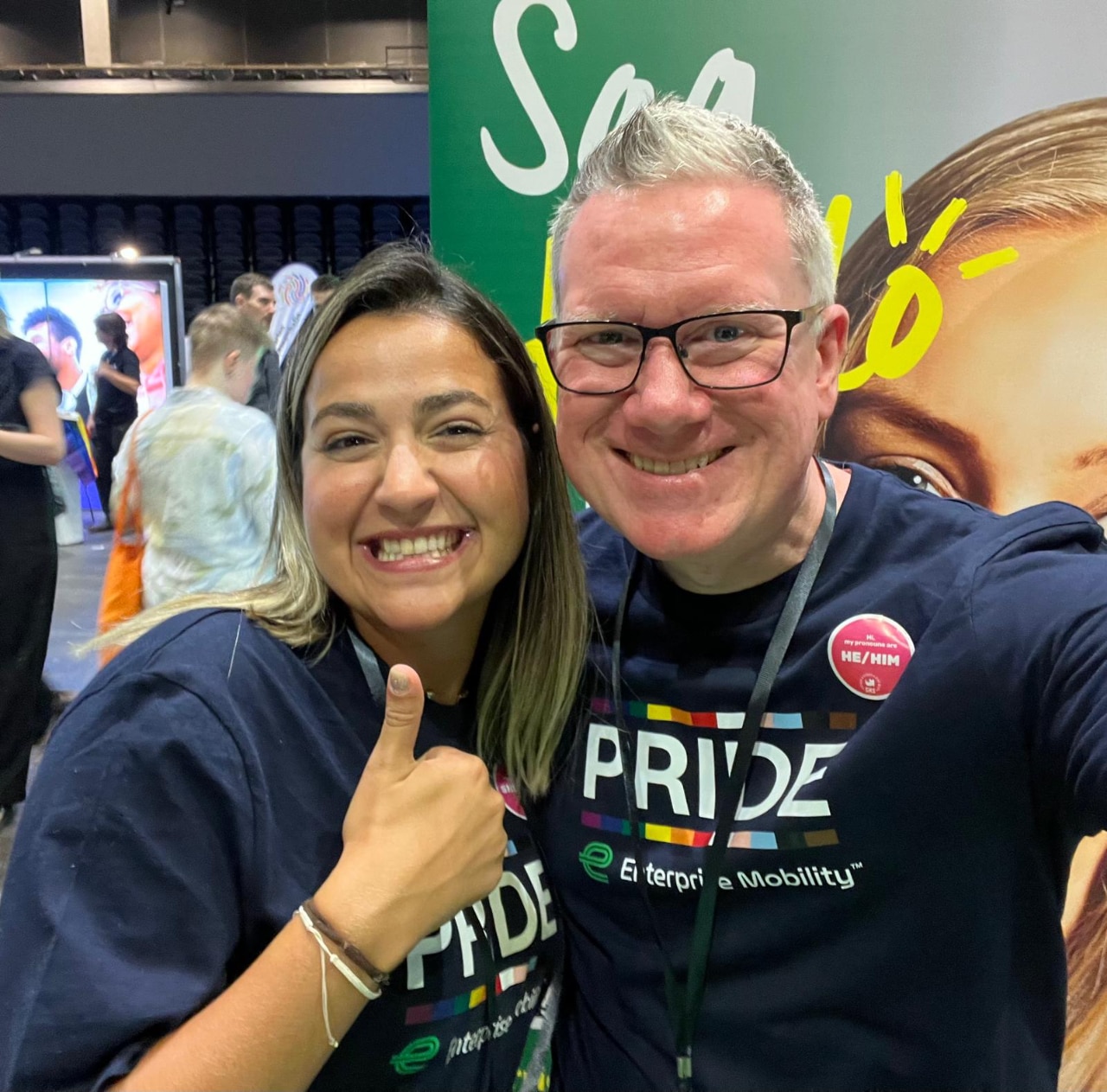 Zwei Mitglieder des Enterprise Mobility Teams, Assistant Manager Lucy und HR-Manager Jeff.