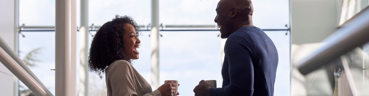 Zwei Enterprise Mobility-Teammitglieder genießen gemeinsam eine Tasse Kaffee in der europäischen Hauptniederlassung im britischen Egham 