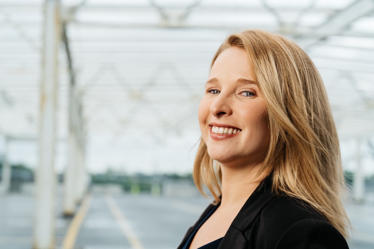 Teammitglied von Enterprise Mobility lächelt. 