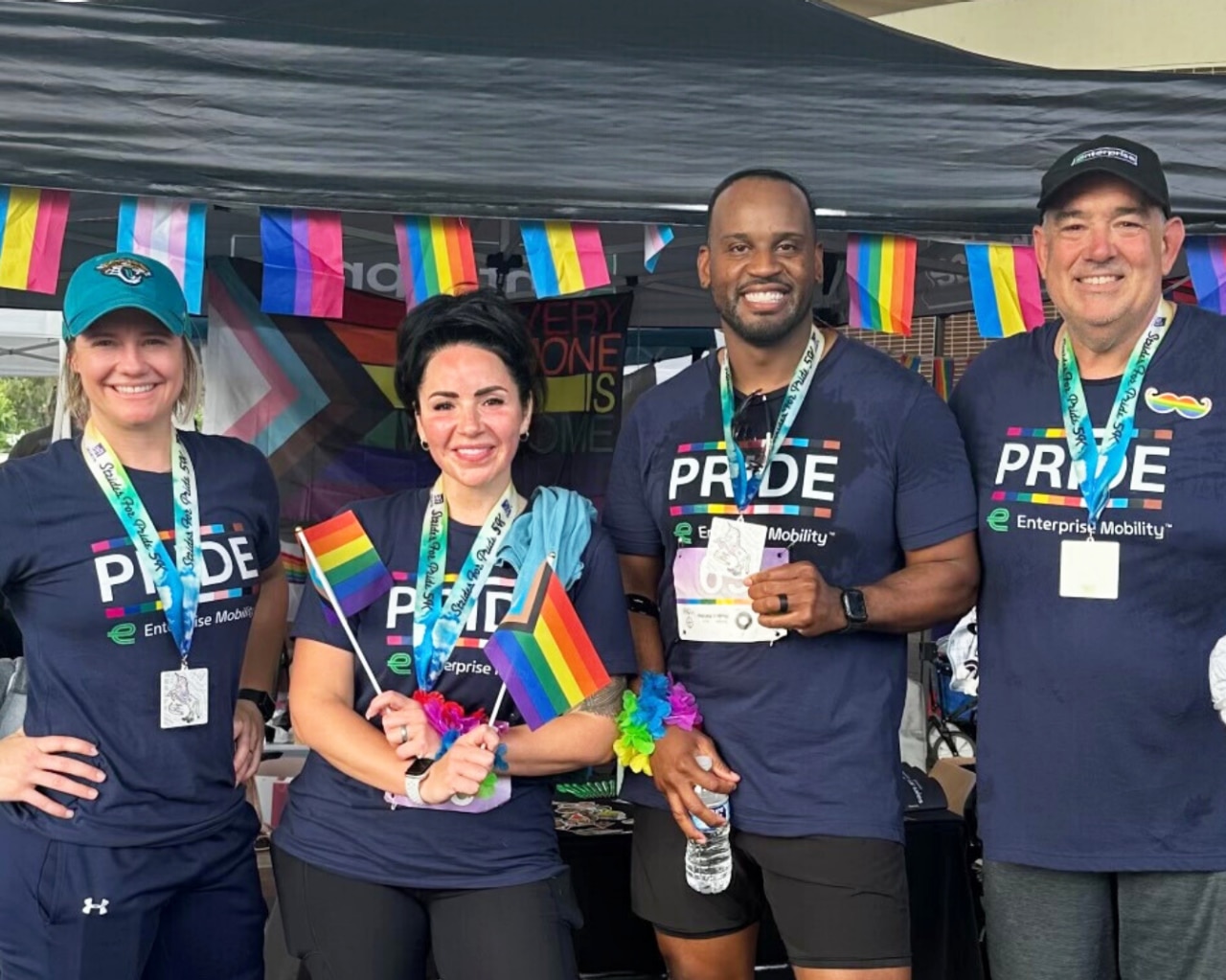 Mitglieder des Enterprise Mobility-Teams, die an einer Pride-Parade teilnehmen.